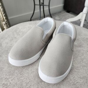 JustFab Kids Basic Slip On Sneakers size 2. New without tags.